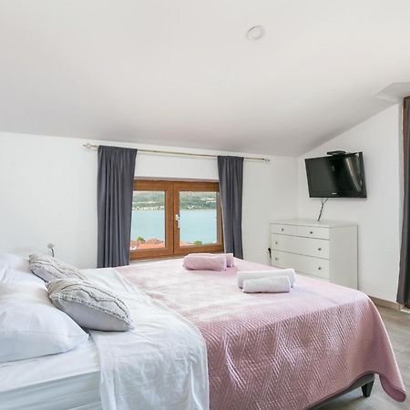 Apartments With A Parking Space Mastrinka, Ciovo - 4324 تروغير المظهر الخارجي الصورة